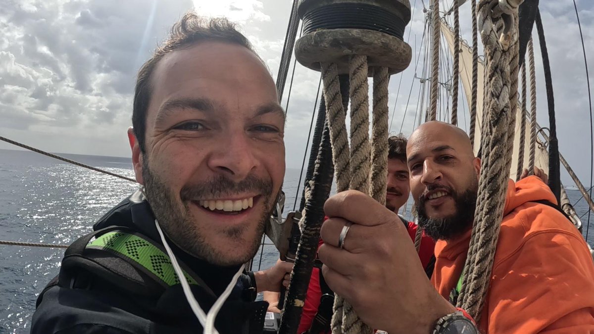 ⬆️ Jour d'ascension aux mâts du #Belem !! 

🤝 Avec Julien, le monteur de notre équipe, nous sommes accompagnés par Emile, marin professionnel, qui assure notre sécurité (et nous rassure) #vertige

👀 On vous raconte tout ça au #jt13h #france2 ce midi 

#paris2024 #voile #mer