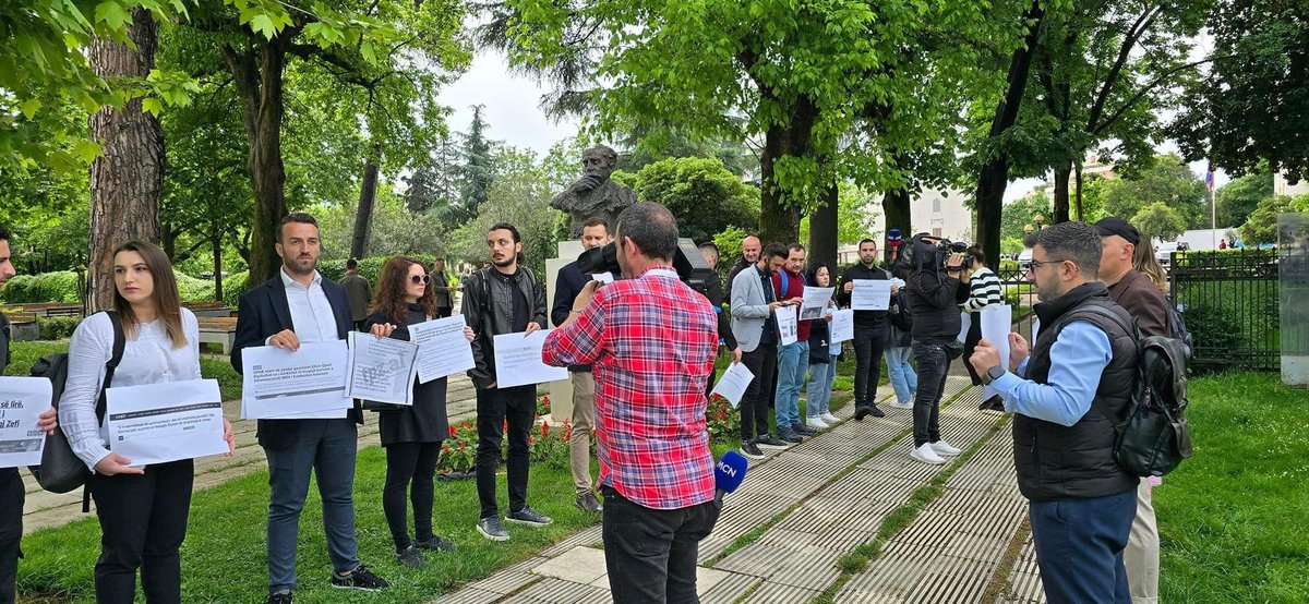 Journalists protested today at the entrance of the 🇦🇱 Assembly. Since 2020, @WBjournalists has raised concerns about 80+ cases of attacks. Institutional commitment, political willingness & collective action are needed to protect journalists' safety & public interest journalism.