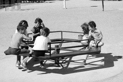 Il y a quelques années, c'était le meilleur jeu d'enfant !
Même s'il pouvait parfois être dangereux et donner la gerbe quand un costaud se mettait à le tourner... 😅
Vous avez connu le tourniquet ?