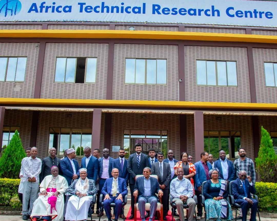 Former Tanzanian President, H.E. Jakaya Kikwete, a member of the Global End Malaria Council (bit.ly/3JKhigO), recently toured A to Z Textile Mills - Arusha with representatives from @wizara_afyatz, Tanzania End Malaria Council, and @ALMA_2030. A to Z, a local…