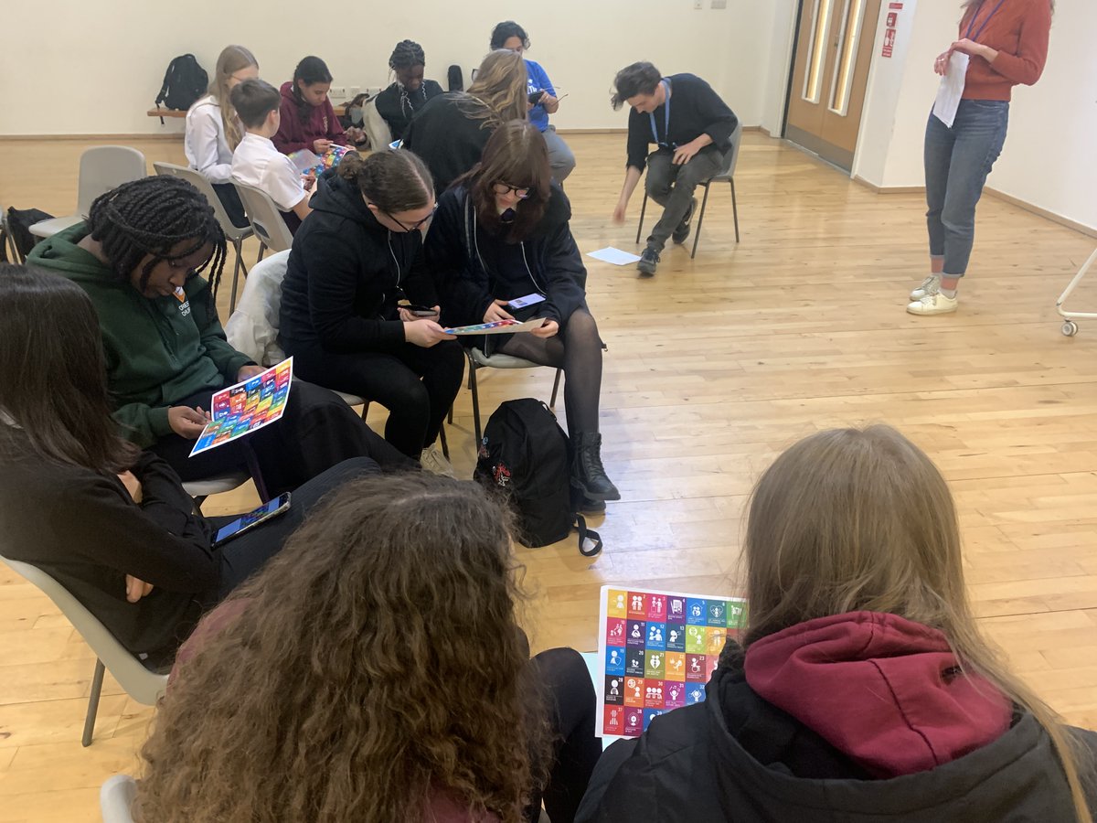 Thank you to the team at @OfficialSYP for visiting this week to support young people from #BigNoiseRaploch to explore their rights and learn more about the #UNCRC and @scotgov's consultation on incorporating the treaty into Scots law 🪧💪 #YouthEmpowerment