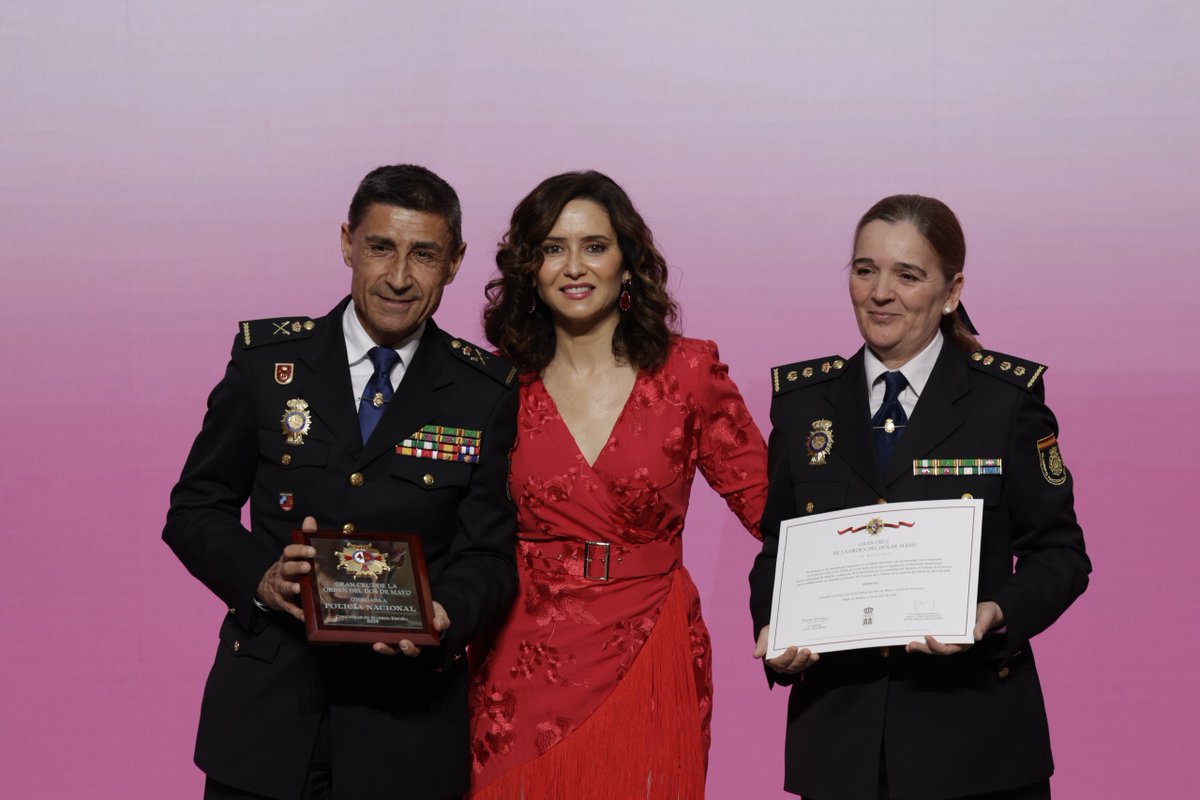 👉 Recogen la condecoración Don Manuel Soto Seoane, jefe superior de la Policía de Madrid, y Doña María Jesús Díaz Recuero, secretaria general de la Policía de Madrid.

¡Gracias, @policia! 👏

#BicentenarioPolicía
#2deMayo