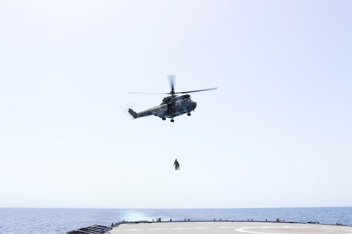 Bei #UNIFIL trainierte die Besatzung der Fregatte „Brandenburg“ der #BundeswehrimEinsatz mit der libanesischen Air Force eine Winsch-Übung. Dabei ist von Seiten der Schiffs- und Hubschrauberbesatzung höchste Konzentration und Erfahrung erforderlich.