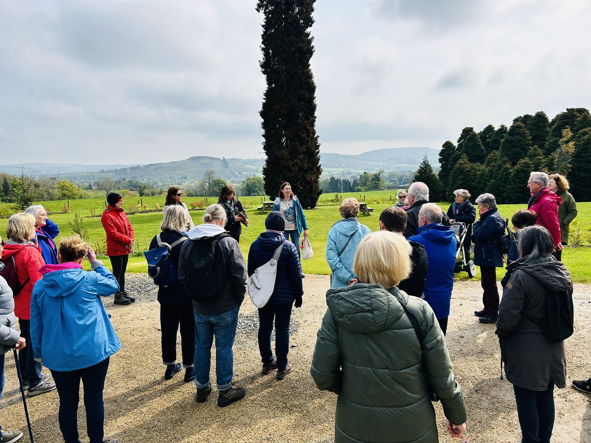 The sun is out at the National Botanic Gardens, Kilmacurragh, and we’re setting off on our walking tour with Donna Mullen as she talks about her newly published book Make Your Home a Nature Reserve 🍃