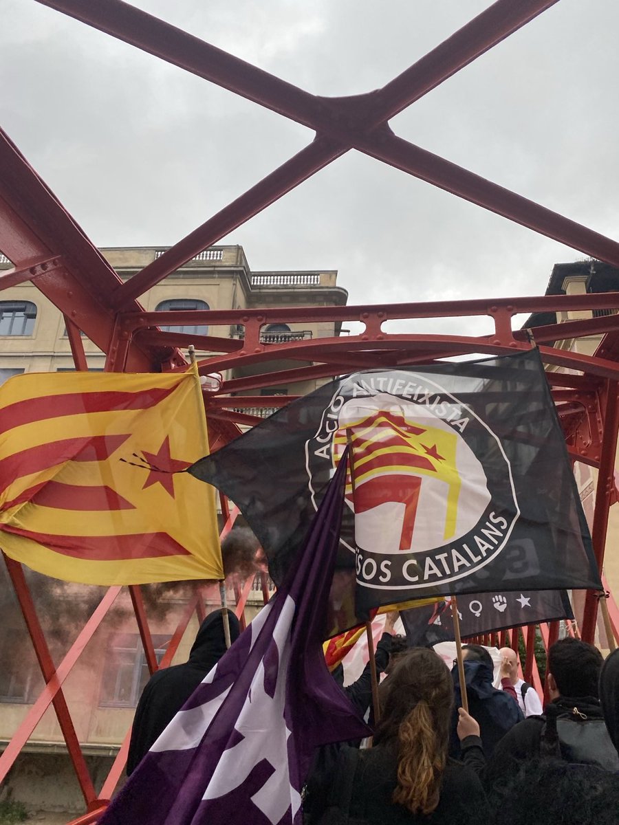 🔴 #1Maig || Ahir les joves vem tornar a omplir els carrers de Girona per denunciar la gentrificació que porta el model turístic actual.

La ciutat és per les veïnes, fora especuladors dels nostres barris!

Visca la Lluita de la Classe Treballadora!✊