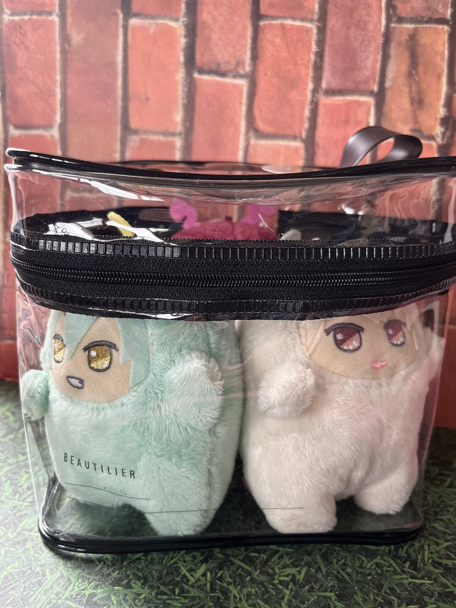 「ダイソーでの購入品 モンぬいも入る持ち手付きビニールポーチ(200円) 窮屈だけ」|べるとら🍑🦊🐧⛩のイラスト