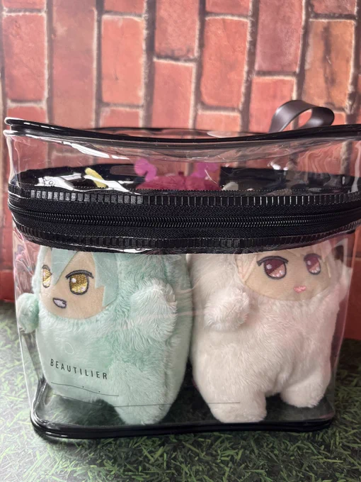 ダイソーでの購入品 モンぬいも入る持ち手付きビニールポーチ(200円) 窮屈だけど4体まで入ります、3体だと見栄えよく入るよ! いろんなぬいぐるみポーチに良いかも