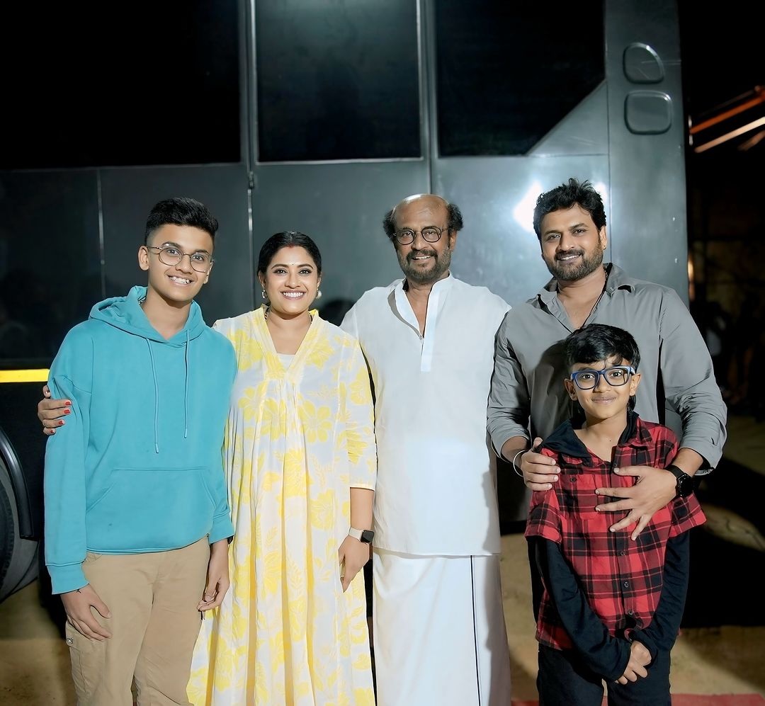 Thalaivar is always a family favourite!

They just always love to take a snap with #SuperstarRajinikanth as they flock to theaters to watch him on screen!

Time changes but love doesn't!

#Vettaiyan
#Coolie