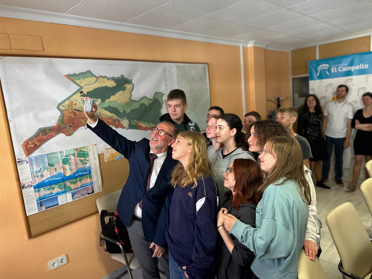 🇸🇰Alumnos y profesores de Eslovaquia visitan El Campello atraídos pro el programa “Erasmus+” del colegio público Fabraquer @JuanjoBerenguer @dorian_gomis Lee AQUÍ elcampello.es/index.php?s=no…