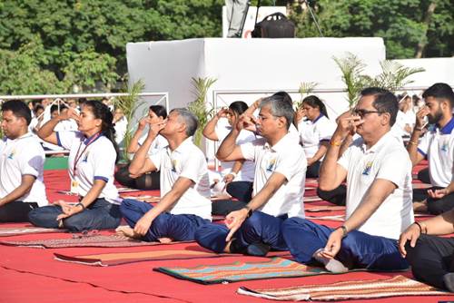 Above 7000 Yoga enthusiasts practised Common Yoga Protocol in unison at Police Parade Ground, Surat, Gujarat ahead of #InternationalDayOfYoga2024 50th Countdown to IDY 2024 generated massive enthusiasts about #yoga More details: pib.gov.in/PressReleasePa…
