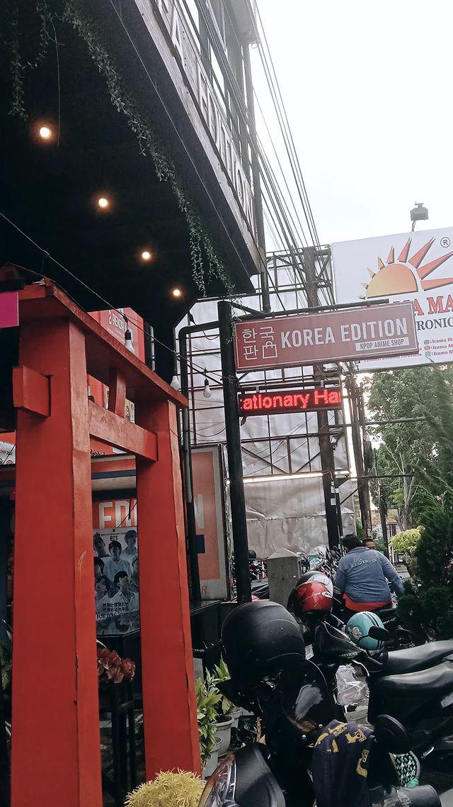 znndr4's tweet photo. gua ke kored niat nyari totebag buat temen gua, dapetnya mug yoongi. totebag nya jelek anjir di kored pusat. mending yg di mall sama pabuaran aja kata gua https://t.co/0fgmIRMdPk
