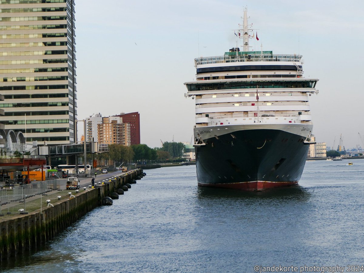 Ms Queen Victoria (Cunard) vanochtend aanmerend bij Cruise Port Rotterdam. Afvaart 19:00 naar Zeebrugge. Ze is 294 m lang, capaciteit: 2014 pax. We zien haar in het najaar weer terug! Zie ook Fb!