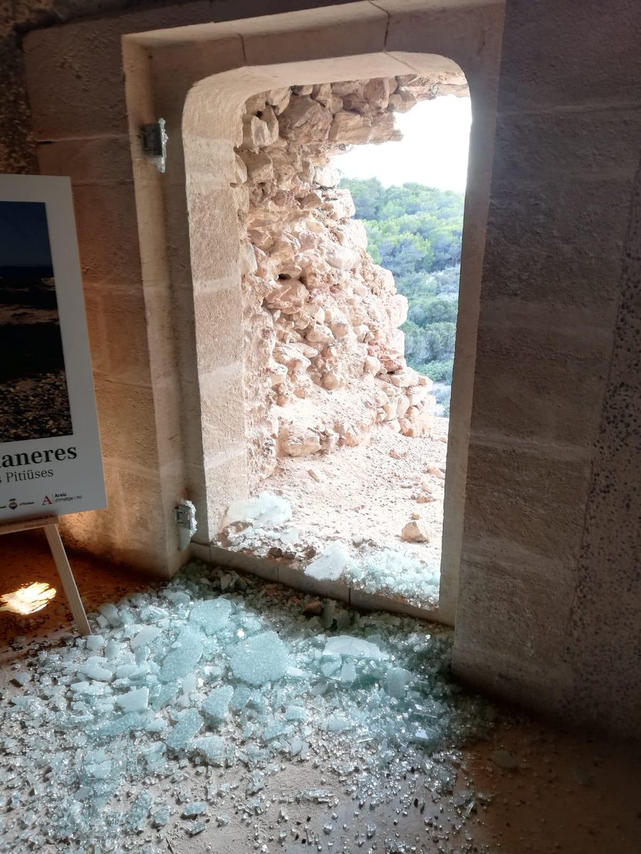 ☹️Quina tristor veure com l'incivisme i la falta de respecte fa malbé al patrimoni que és de tots. Així no: la Torre de sa Sal Rossa ha aparegut danyada. Treballam per solucionar-ho i feim una crida a la responsabilitat de tots per preservar els nostres béns patrimonials.