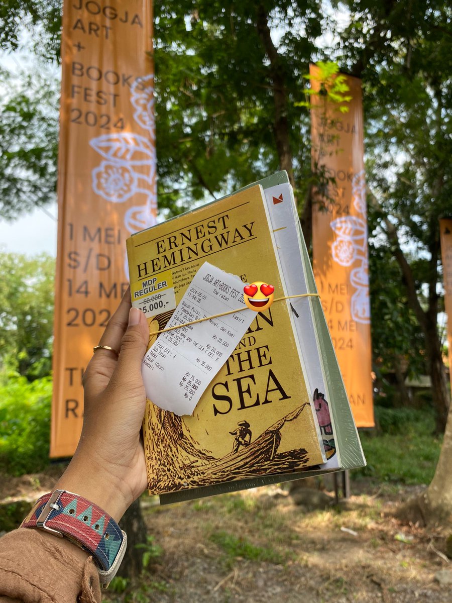 Jogja Art + Book Fest 2024 📚 Kemarin beneran hari perdana pembukaan Jogja Art Book Fest, langsung meluncur bersama @ottessamoshf dan kalap beli buku di awal bulan. Gapapa gapapa, uang bisa dicari tapi diskon buku kapan lagi?