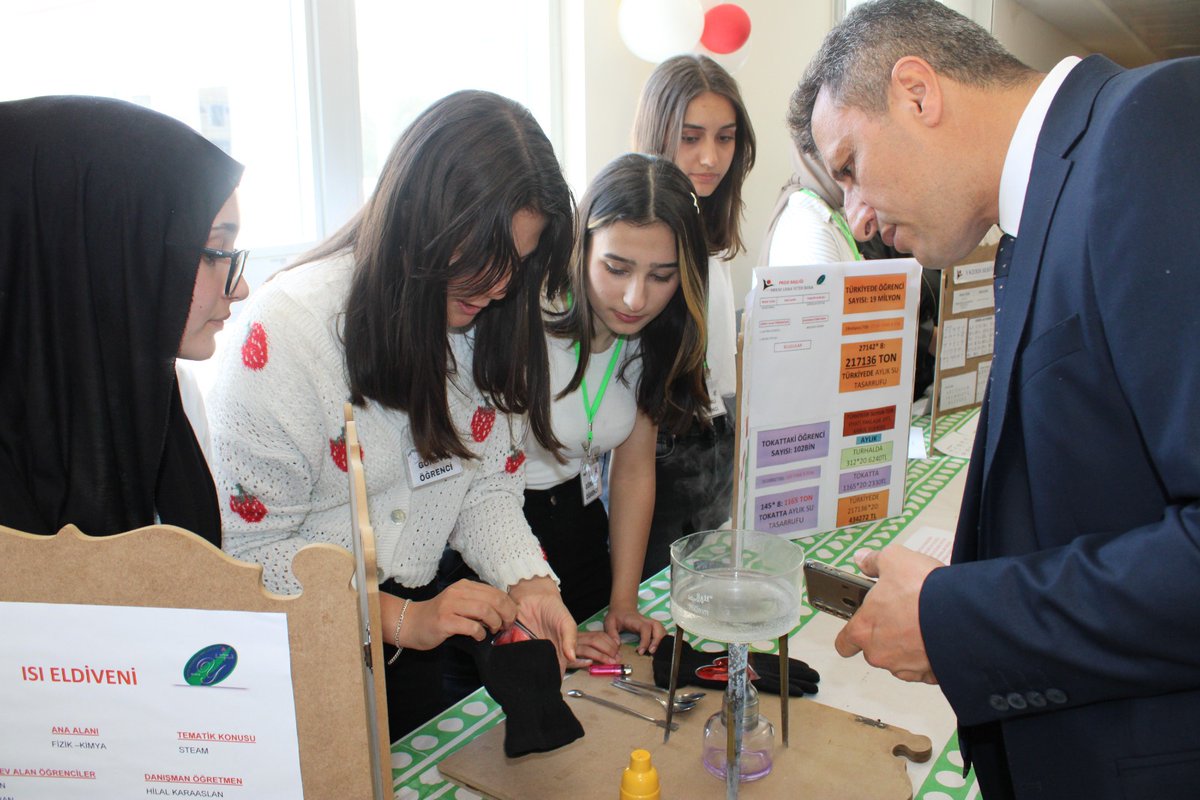 İlçe Milli Eğitim Müdürümüz Sn Ali Taştan Yeşilırmak Anadolu Lisesi öğrencileri tarafından düzenlenen Tübitak 4006 Bilim Fuarının açılışını yaparak standları gezdi.Emeği geçen öğretmen ve öğrencilerimize teşekkür ederiz.