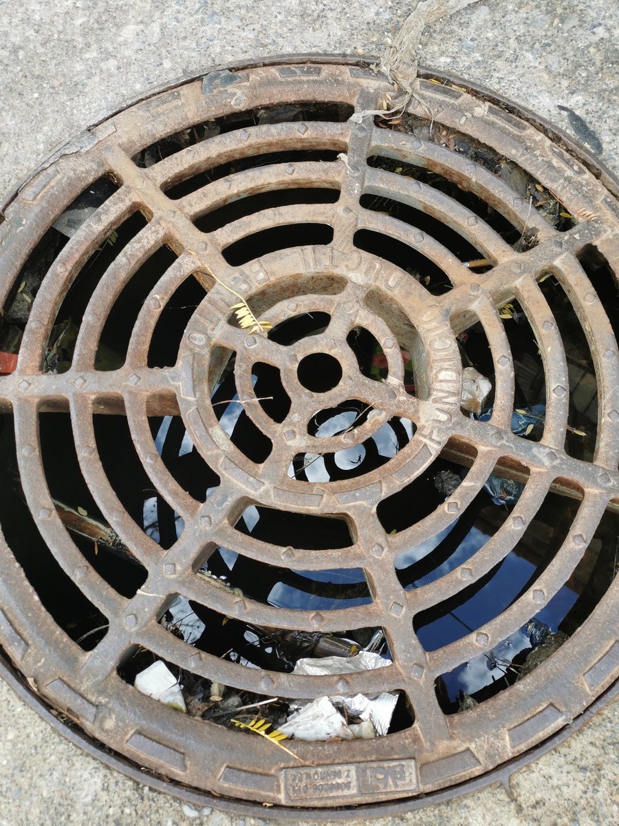 modastylo's tweet photo. Las alcantarillas sucias con bolsas, envases  palos, luego llueve y no traiga el agua. Normal... Vergüenza @ajuntcalonge!!! Una está a la altura entrada Espai Jove y la otra esquina calle Salvador Espriu, al lado Club Tenis Calonge https://t.co/UU18C59cIe