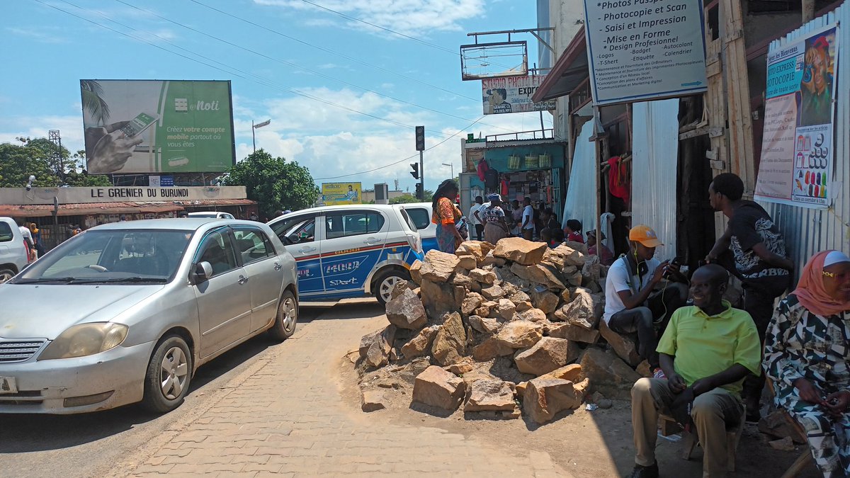 PapyrusCoop's tweet photo. Iki gihongo c'amabuye imbere ya shantiye yahagaze mu gisagara hagati ca #Bujumbura kiriko kirarenza umwaka. Ntivyoroshe gutahura ingene nk'ivyo bigenda uko na rirya ivyo bibuye birunze mu nzira y'abagenda n'amaguru. https://t.co/8YB7c1cz5x