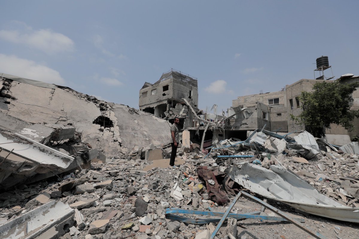 Debris and waste continue to pile up in war torn #Gaza, posing both short & long term health threats to people. Our @UNRWA colleagues work tirelessly to collect waste and keep neighbourhoods clean, to minimize spread of disease - but face endless challenges & restrictions.