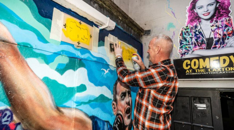 Dj Fatboy Slim Visits Brighton’s Caxton Arms To Add Final Touch To A Mural To Brighton Fc catererlicensee.com/dj-fatboy-slim… #Hospitality #News #Pubs