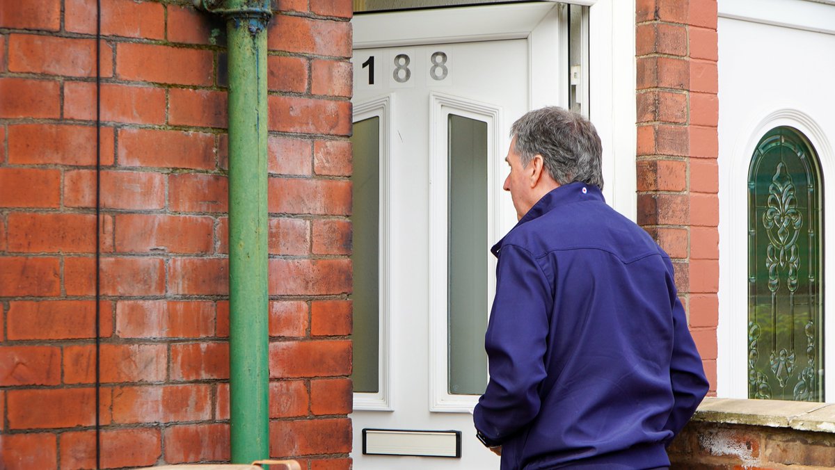 Steve Rotheram (@metromayorsteve) on Twitter photo 🌹Great response in Thatto Heath this morning - lots of Labour voters up and out early to send a message to Rishi Sunak and the Tories! 🌹Great response in Thatto Heath this morning - lots of Labour voters up and out early to send a message to Rishi Sunak and the Tories!