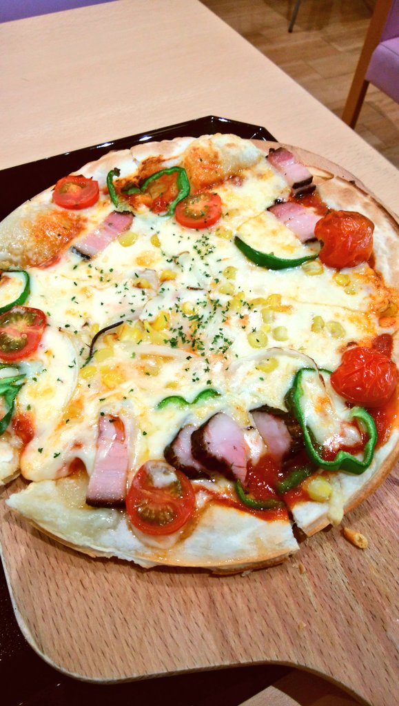 木曜日お疲れ様でしたぁ‼️😆🎶 とゆうわけでＧＷ後半スタート🎉先週に引き続きpizza🍕今回は具沢山ミックスだよ～😏💙💛💚