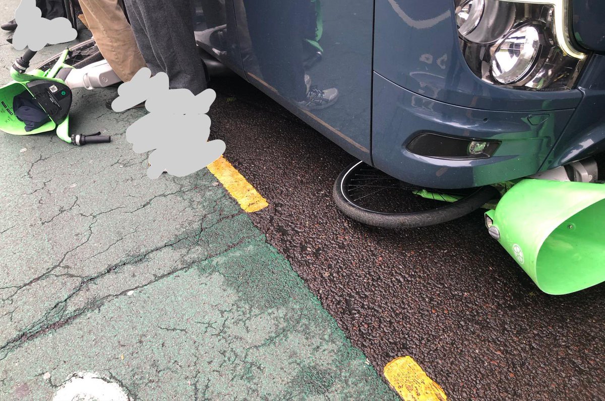 The Home Office coach in Peckham is not going anywhere right now.

A tyre has deflated itself (roads these days huh) &amp; lime bikes have appeared underneath.

But we need to maintain a presence throughout the day to stop any attempt later.

If you can come later, please join ❤️