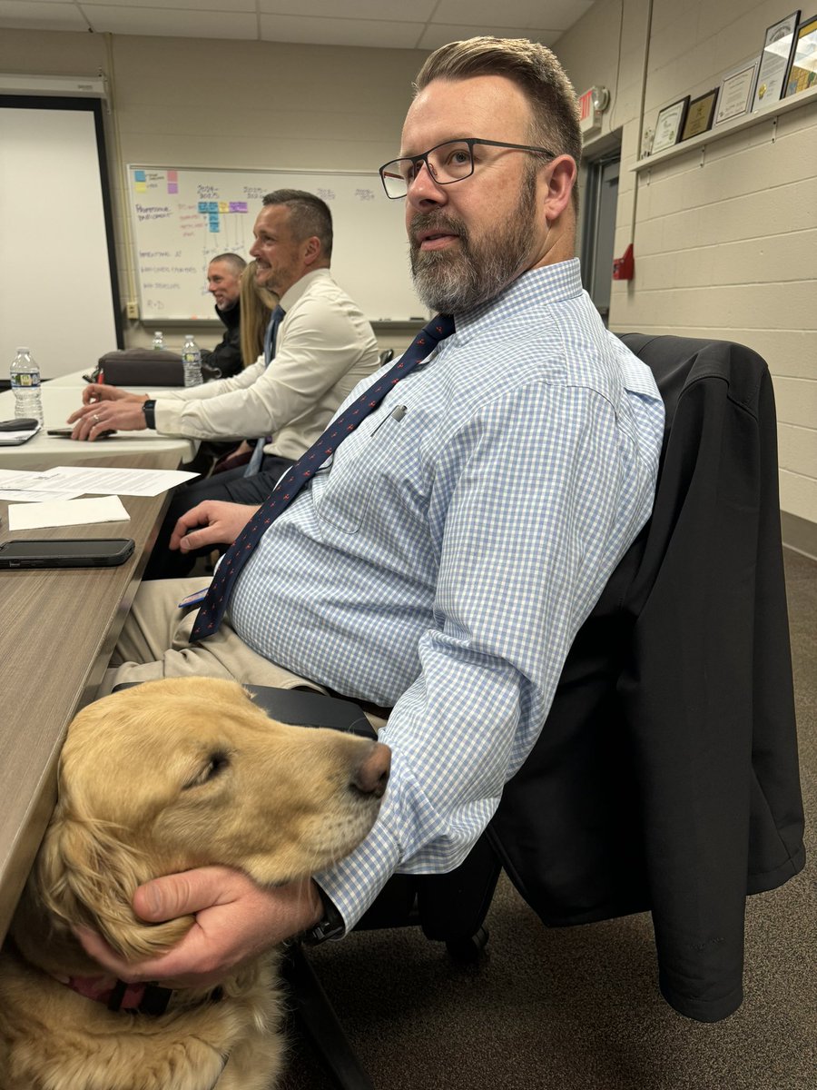 Happy Belated Principal’s Day!  #wearemaumee #therapydogintraining #PrincipalAppreciation @maumee_schools @MaumeeMS @MaumeeHS