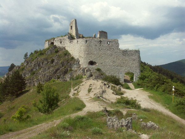 Did a torturer who bathed in girls' blood live in this castle? @Soniavelton, author of The Nightingale’s Castle (out today), writes about Erzsébet Báthory, the 'Blood Countess', the inspiration behind her novel. See wgat she found out at bit.ly/HistoriaCounte… @AbacusBooks