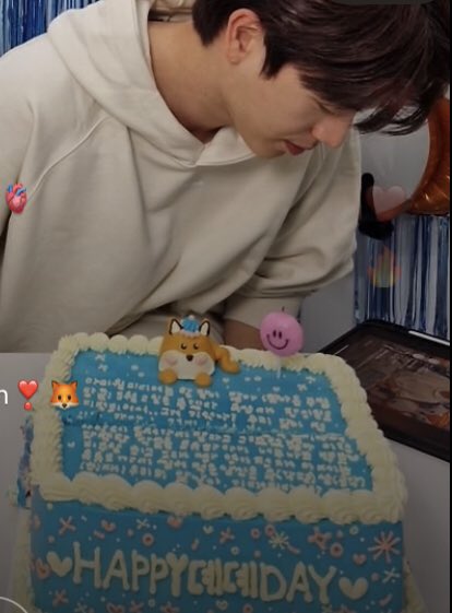 THAT LONG ASS MESSAGE ON THE CAKE???????? 😭😭😭