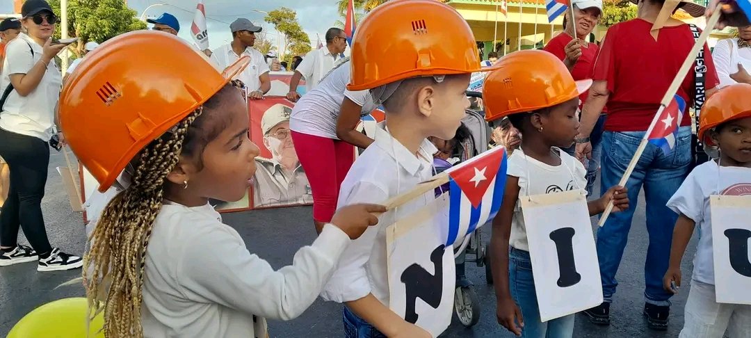 🔴🔵⚪️ #PorCubaJuntosCreamos CUANDO EN LA UNIDAD ESTA LA FORTALEZA DE UNA PATRIA SOBERANA. Hasta los más pequeños se unen. @CubaMicons @UJCdeCuba @_Davidcu