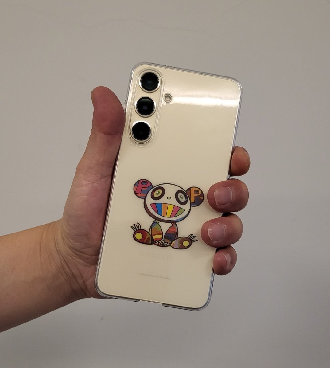 I smashed my old phone and got a replacement plus a @takashipom Panda sticker to match.🐻
