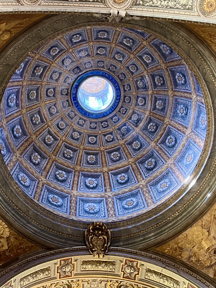 La bellissima cupola blu di Santa Maria della Scala, ha un cassettone quadrato imitazione, che contiene rosoni e sembra abbastanza reale. #Trastevere #Roma 🤍 #Rome