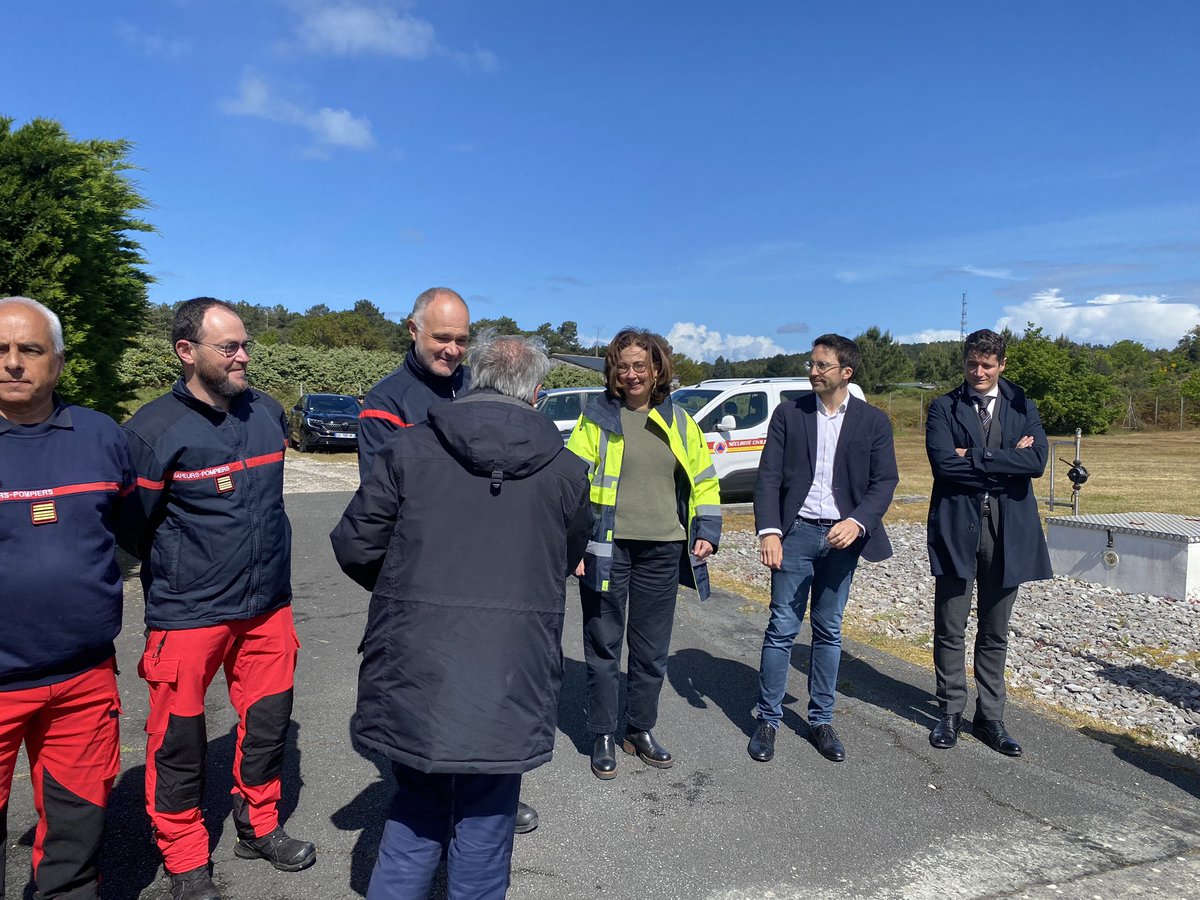 👉🏻📣L’@ARS_NA_DD33 était présente ce matin aux côtés du préfet de région et de la Gironde pour l’installation de la base hélicoptère saisonnière de la sécurité civile de Lacanau. 👍🏻🥇Une belle complémentarité 🤝sécurité civile / SAMU 33 /SDIS 33 au service des populations🏥