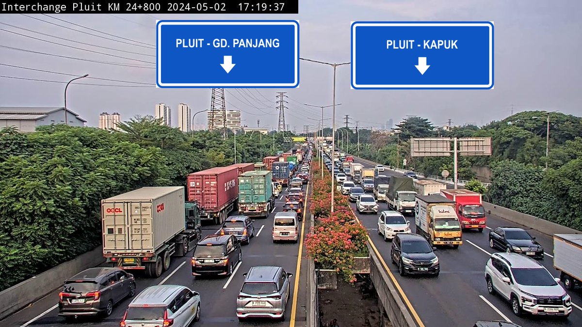 17.30: @SenkomCMNP : Arus lalin di ruas Tol Ir. Wiyoto Wiyono dari Pluit - Gedong Panjang terpantau Padat (volume lalin kendaraan). Arah sebaliknya Pluit - Kapuk Padat (volume lalin kendaraan. Cuaca berawan.