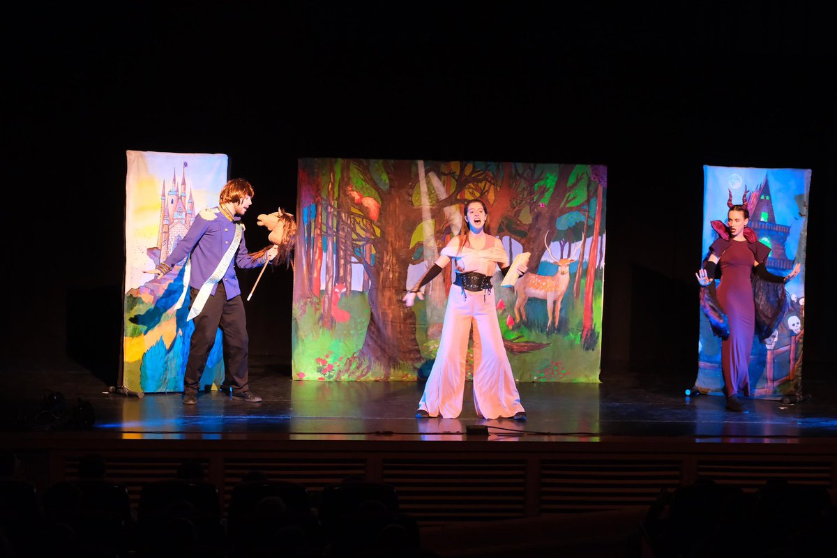 #EducacióSJD Continuen les representacions del programa de teatre escolar 2023-2024. Avui s'ha fet la representació de l'obra 'Sleeping beauty o not' a l'Auditori Martí i Pol. Al programa hi participen alumnes d'I5 fins a 4t ESO #santjoandespí