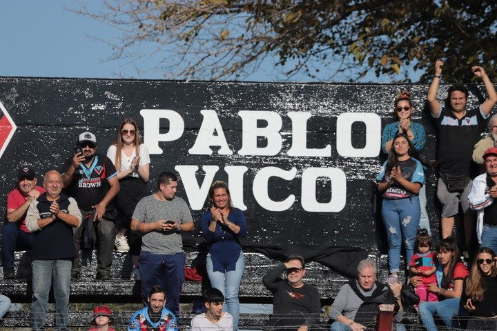 🇦🇷 After 24 years, Brown de Adrogué manager Pablo Vicó is leaving the club. Not only is he leaving the job, he's leaving his home. He started off as a night watchman and then had a room made during his tenure as manager.