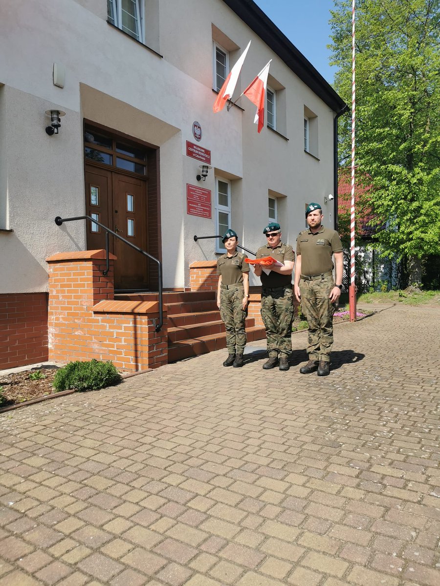 2 maja żołnierze WCR Człuchów  z okazji Dnia Flagi Rzeczypospolitej Polskiej uroczyście podnieśli flagę państwową na maszt oraz oddali cześć polskim barwom narodowym.
Dzień Flagi Rzeczypospolitej Polskiej 🇵🇱 został ustanowiony przez Sejm 20 lutego 2004 roku.