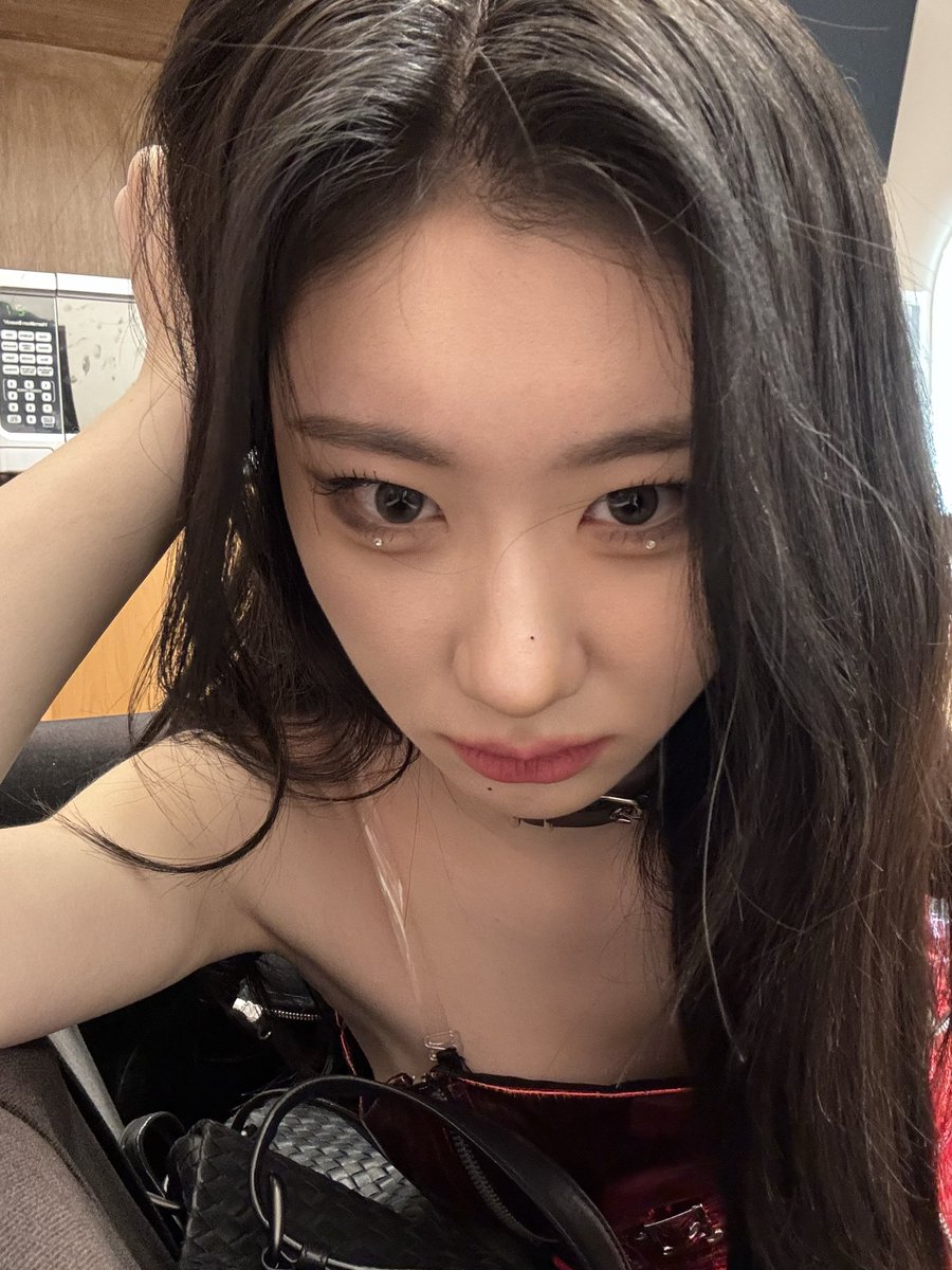 #ITZY #CHAERYEONG Bubble Update
May 02nd 2024 2/2

Picture 1 is her new profile pic 

#있지 #믿지 #채령 #이채령 #leechaeryoung #jypitzy #itzychaeryeong #chaeryeong_solo
#CHAERYEONG_MINE #ITZY_BORNTOBE #ITZY_WORLD_TOUR #Kpop