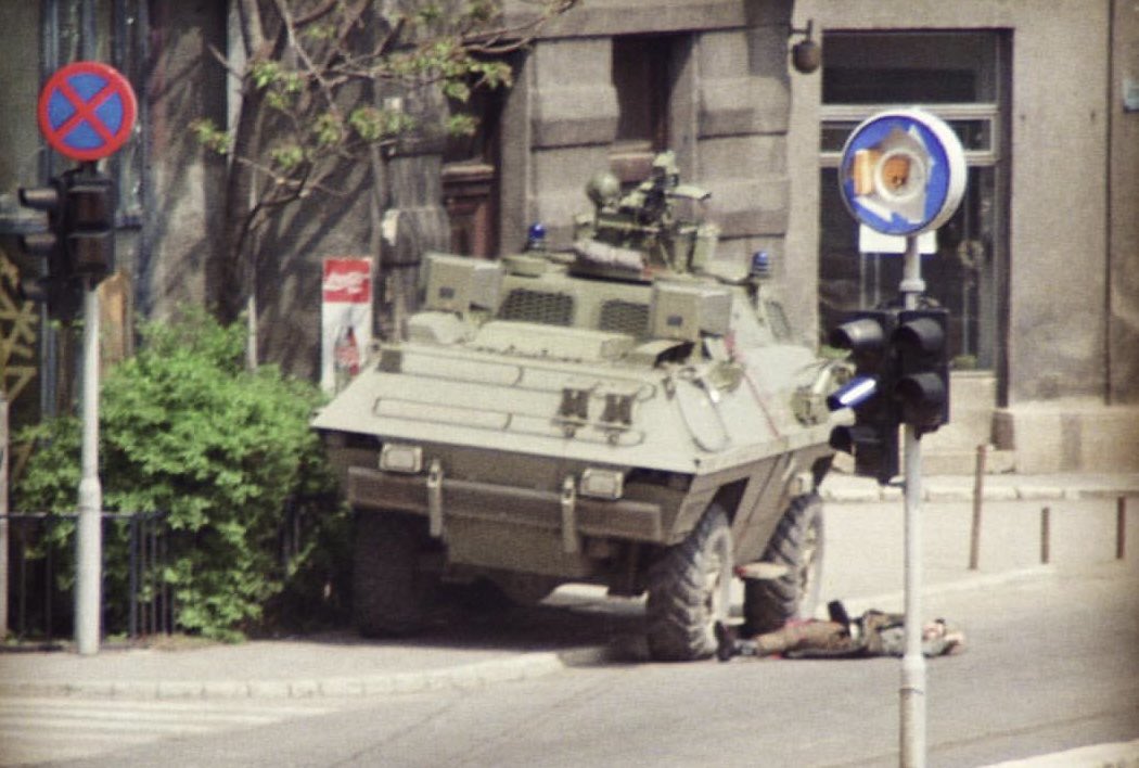 On May 2, 1992, Sarajevo and Bosnia-Herzegovina were defended by jeans-wearing boys. Beginning with that day, the Serbs shelled Sarajevo continuously for 1425 days. At the same time, armed citizens of the city stopped Yugoslav and Serb soldiers from storming the Presidency build.