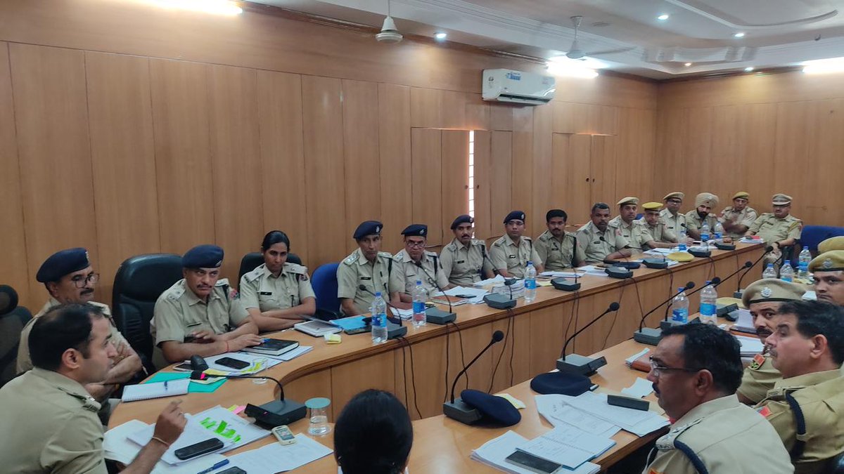 पुलिस अधीक्षक हनुमानगढ़ द्वारा Crime meeting ली गई । 
मीटिंग में अतिरिक्त पुलिस अधीक्षक सेक्टर हनुमानगढ़, नोहर , SIUCAW ,  त्वरित अनुसंधान दल , समस्त वृताधिकारी एवम् थानाधिकारी। 
मीटिंग में नशा तस्करी, राज्य स्तरीय चलाये गये विभिन अभियान , पेंडिंग फ़ाइल्स का जल्द निपटने