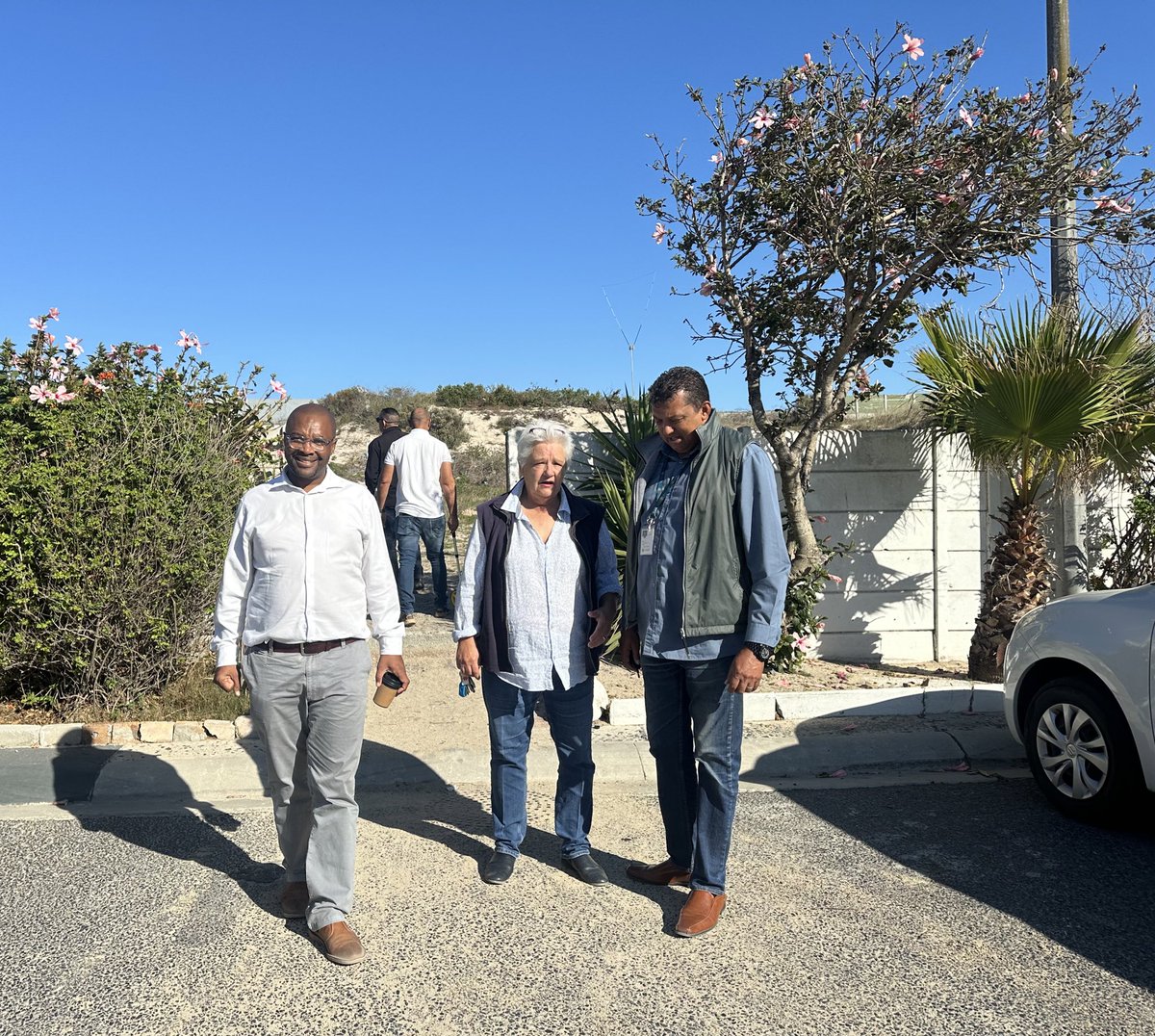 Gathering onsite with stakeholders, @CityofCT councillor & community to discuss lane closures in aiming to enhance mobility/safety. Excited that an external partner is stepping up to build structures for mobility/ safety improvements in Mitchell’s Plain. #LetsGetToWork