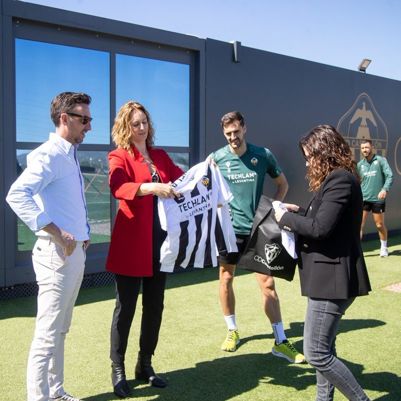 ⚡️ Roberto Peris, CEO de Globeenergy, visitó el Centro de Entrenamiento de Oropesa y a la plantilla del @cdcastellon 🤝 Buena sinergia entre la compañía de energía ubicada en Onda y el club 💡 bit.ly/4baTY7y #PPO👂