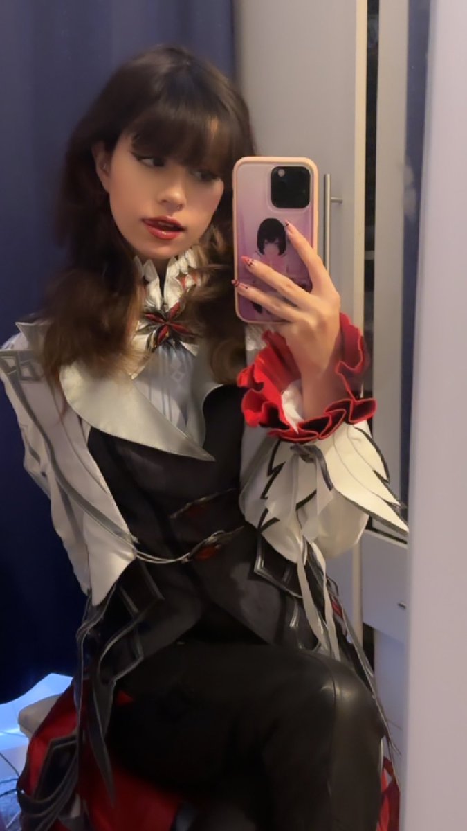 My alter ego vs me irl :3