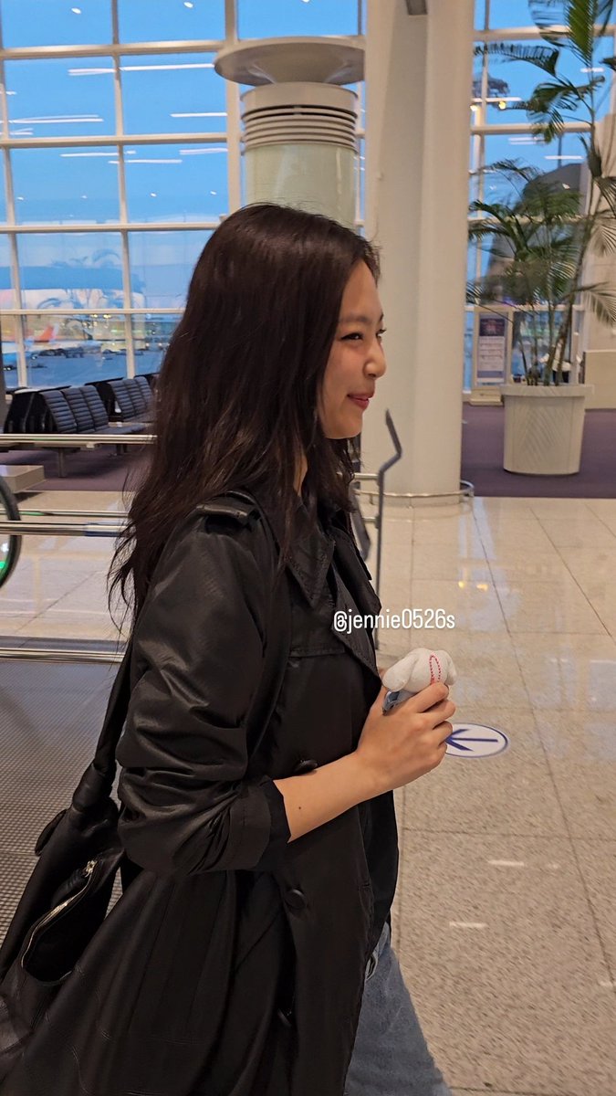 jennie received a gift from a fan! her reaction pls 😭