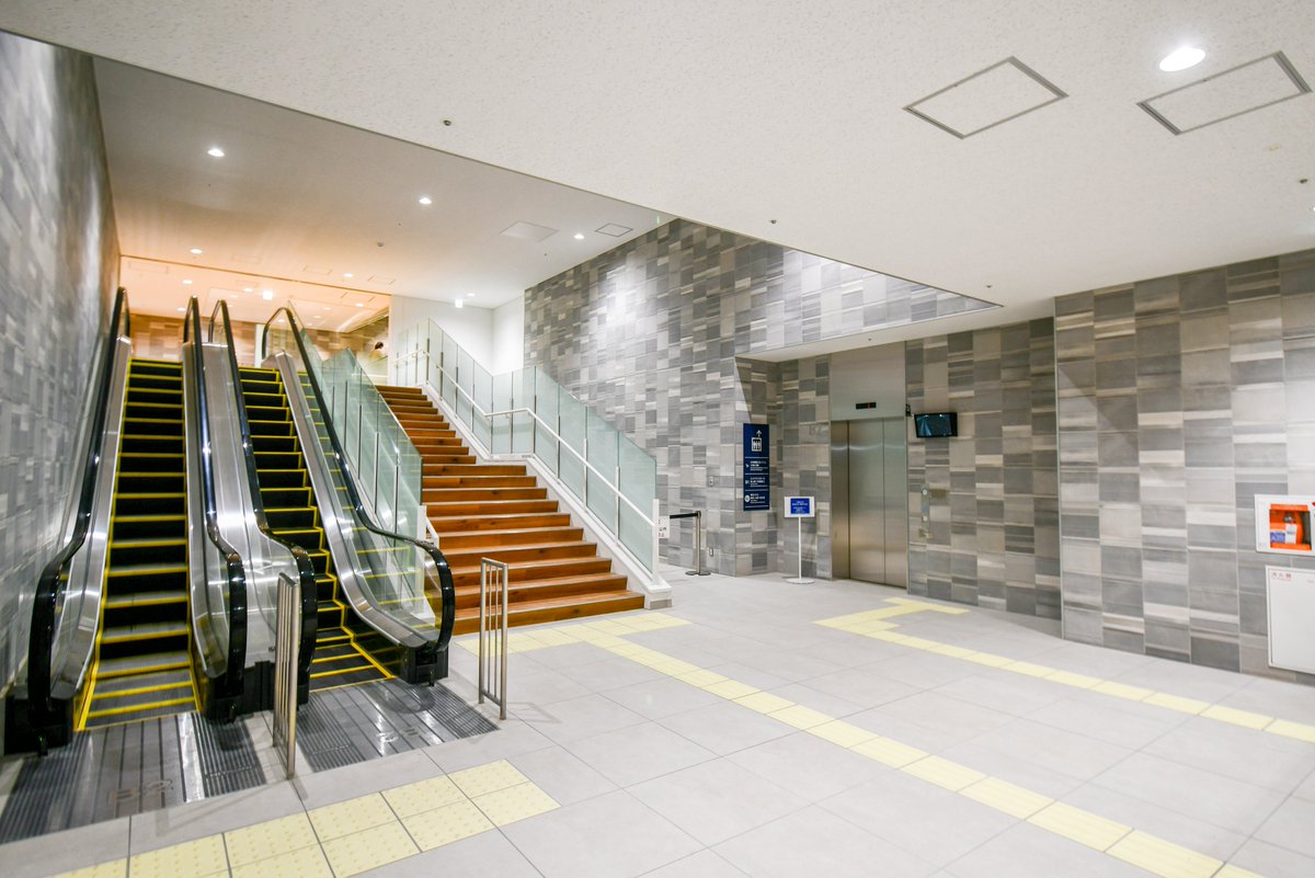 The connecting entrance and exit between the B2 floor of Building C at TMDU Hospital and Ochanomizu Station on the Marunouchi Line opened on Wednesday, May 1st.

Visitors can now move directly from the ticket gates to the hospital's first-floor entrance via elevator or escalator.