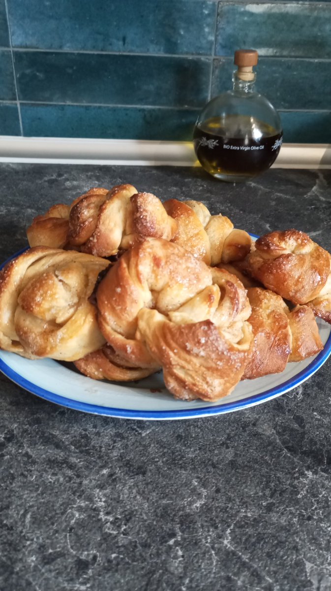 Έφτιαξα canelbullar, ρολακια κανέλας και ξέχασα να βάλω κανέλα... Για τίποτα δεν είμαι🤦