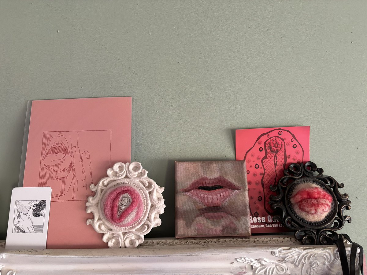 Ik kocht één paar lippen bij het Portretloket van @lindarusconi en kreeg er drie (haar coole visitekaartje meegerekend). Nu staan haar geverfde te shinen op mijn spiegel naast de gevilte van @GeavanEck. Dank Linda, ben er erg blij mee💋💋💋