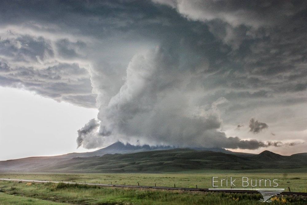 From the competition archives: 30th July 2016 2nd Place Tornadic Expeditions @TEstormtours “Ground scraping wall cloud consumes a mesa in Square Buttes, Montana. June 10, 2016. Amazing tour!” See more at ~ stormhour.com/photo-of-the-w… #StormHour #ThePhotoHour