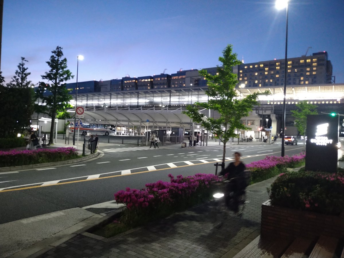 NakaneZen's tweet photo. 京都駅前、コンビニからワインを買って両手にぶら下げている外国人の年配の女性、私に平気でぶつかる、ホテルの入口の自動ドアで日本人の若いカップルが並んでホテルから出てくる時にホテルに入る私にぶつかる、黙って嫌な顔する？マナーはどうでしょう？京都に来ていることを忘れていませんかね？ https://t.co/HgcGUKkuy0