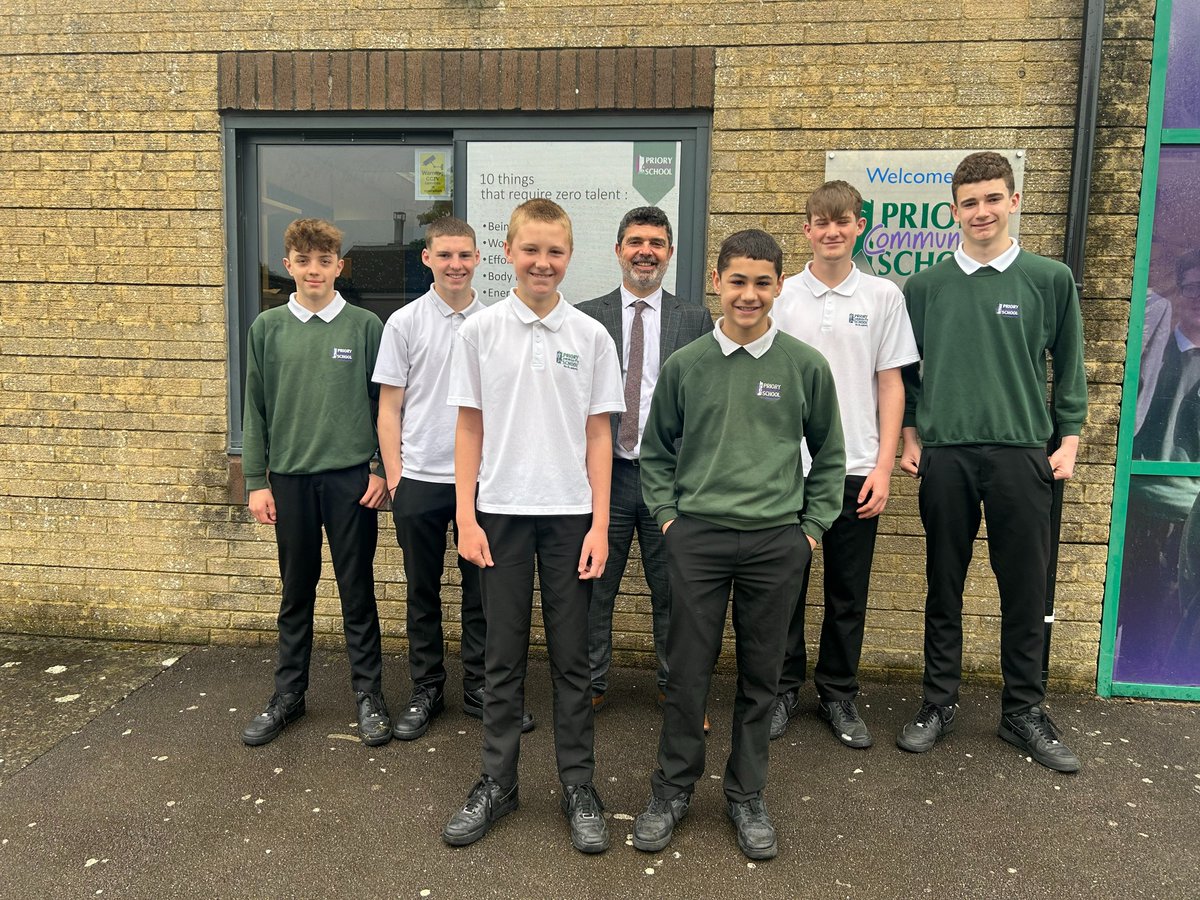 On the weekend, a group of Year 9 students won the Rugby Somerset Cup (Hornets). 🏈 Mr Markoutsas rewarded them with lunch in the restaurant to celebrate this fantastic achievement. Well done to all the team and their coaches!